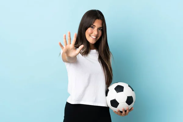 Młody Piłkarz Brazylijski Dziewczyna Odizolowany Niebieskim Tle Licząc Pięć Palcami — Zdjęcie stockowe