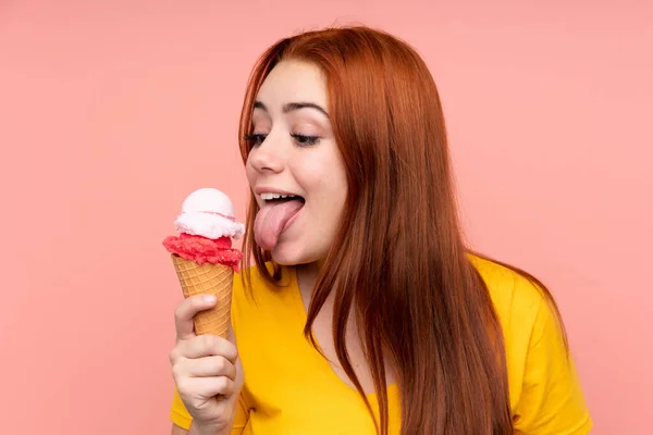 Rossa Adolescente Ragazza Con Gelato Alla Cornetta Sfondo Isolato — Foto Stock