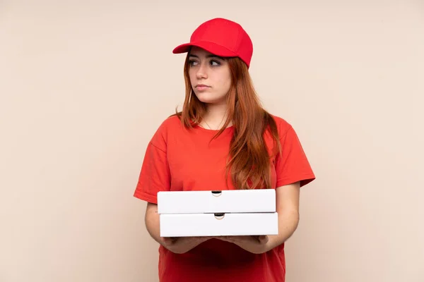 Pizza Dodání Teenager Dívka Drží Pizzu Přes Izolované Pozadí Při — Stock fotografie