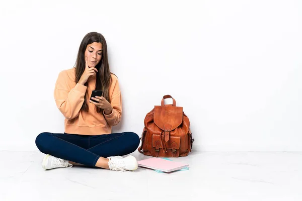 Jovem Estudante Brasileira Sentada Chão Pensando Enviando Uma Mensagem — Fotografia de Stock