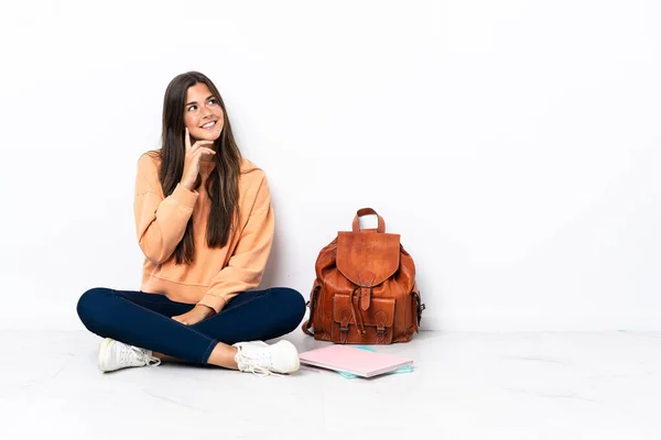 Giovane Studentessa Brasiliana Seduta Sul Pavimento Pensando Idea Mentre Alza — Foto Stock