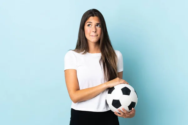 Młody Piłkarz Brazylijski Dziewczyna Odizolowany Niebieskim Tle Mając Wątpliwości Myślenia — Zdjęcie stockowe