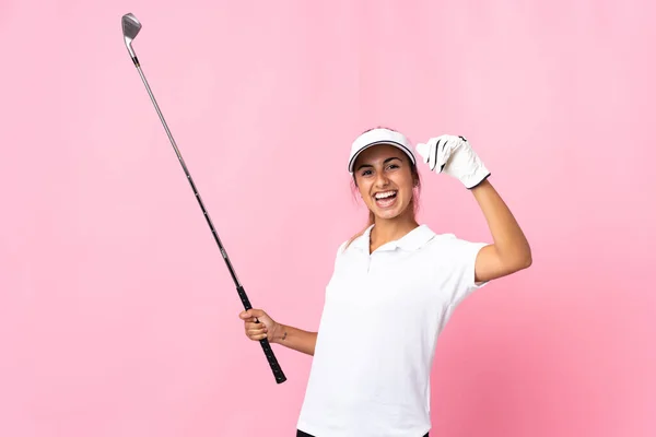 Mladá Hispánka Žena Přes Izolované Růžové Pozadí Hraje Golf Slaví — Stock fotografie