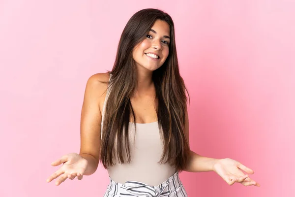 若いブラジル人女性はピンクの背景に孤立幸せと笑顔 — ストック写真