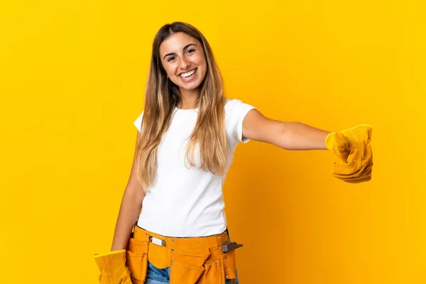 Giovane Elettricista Ispanica Donna Oltre Isolato Muro Giallo Dando Pollice — Foto Stock