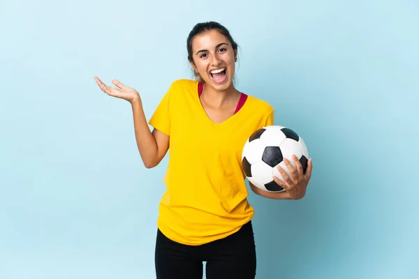 Joven Futbolista Hispana Mujer Aislada Sobre Fondo Azul Con Expresión — Foto de Stock