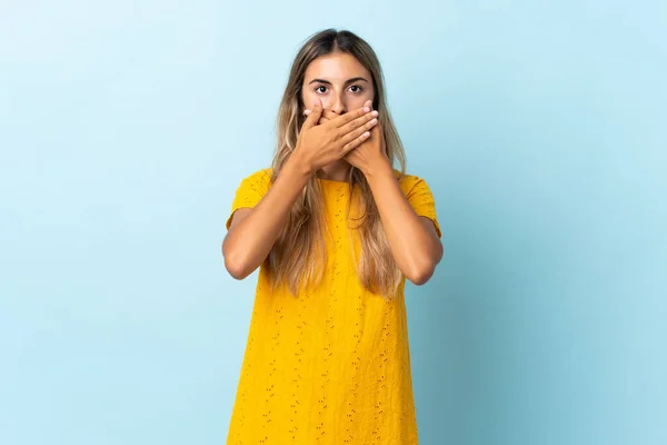 Mujer Hispana Joven Sobre Fondo Azul Aislado Cubriendo Boca Con —  Fotos de Stock