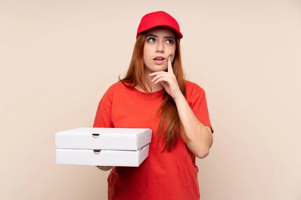 Livraison Pizza Adolescent Fille Tenant Une Pizza Sur Fond Isolé — Photo