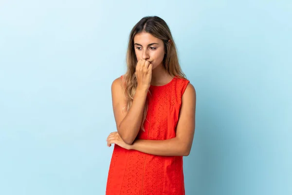 Jeune Femme Hispanique Sur Fond Bleu Isolé Ayant Des Doutes — Photo