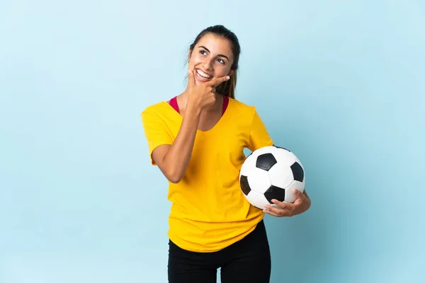 Jeune Footballeur Hispanique Femme Sur Fond Bleu Isolé Heureux Souriant — Photo