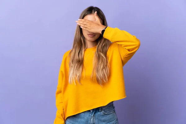 Mulher Hispânica Jovem Sobre Fundo Roxo Isolado Cobrindo Olhos Por — Fotografia de Stock