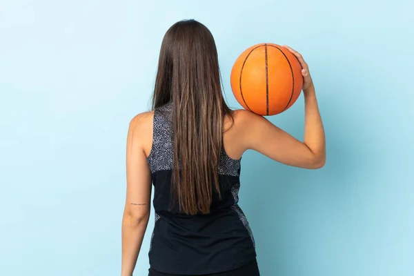 질리안 소녀는 배경에서 위치에서 농구를 고립되어 있었다 — 스톡 사진