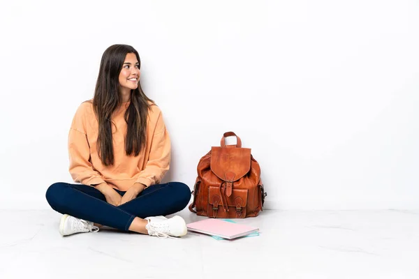 Ung Student Brasilianska Kvinna Sitter Golvet Ser Sida — Stockfoto