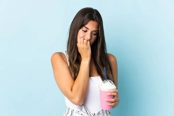 Mujer Brasileña Joven Con Batido Fresa Aislado Sobre Fondo Azul — Foto de Stock