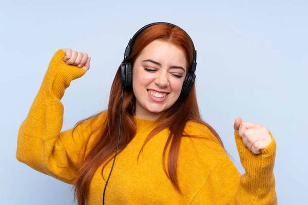 Redhead Teenager Girl Isolated Blue Background Listening Music Dancing — Stock Photo, Image