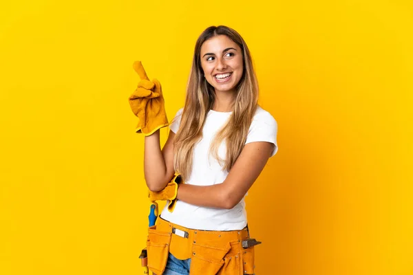 Giovane Donna Elettricista Ispanica Oltre Isolato Muro Giallo Che Indica — Foto Stock