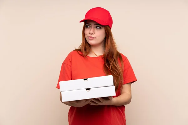 Pizzabote Teenager Mädchen Hält Eine Pizza Über Isolierten Hintergrund Denken — Stockfoto