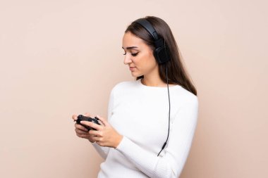 Video oyunlarında izole edilmiş arka planda oynayan genç kadın