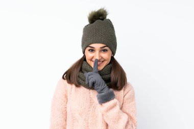 Kışlık şapkalı genç kız izole edilmiş beyaz arka planda sessizce hareket ediyor.