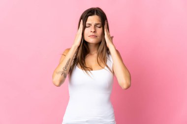 Genç Slovak kadın pembe arka planda izole edilmiş baş ağrısı ile