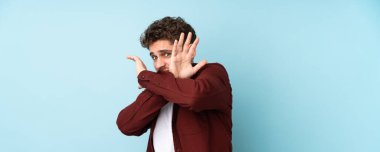 Genç beyaz adam arka planı izole etti sinirleri öne doğru geriliyor.