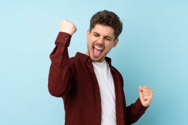 Kafkasyalı genç bir adam zaferi kutluyor.