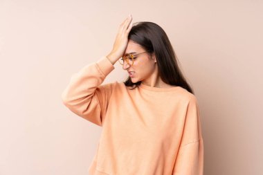 Karmaşık yüz ifadesi ile ilgili şüpheleri olan izole edilmiş genç bir kız.