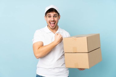 Mavi arka planda izole edilmiş beyaz bir adam zaferi kutluyor.