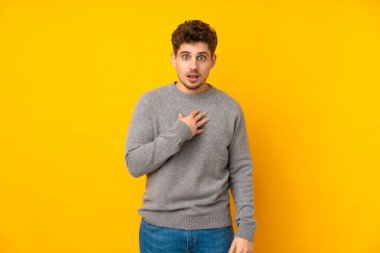 Kafkas kökenli genç bir adam kendini işaret ediyor.