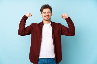 Kafkasyalı genç adam güçlü bir jest yaparak geçmişi izole etti.