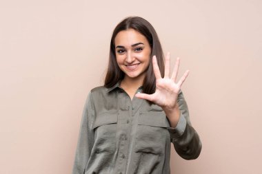 İzole edilmiş arka planda beş parmaklı genç kız.