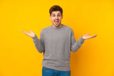 Kafkasyalı genç adam şok olmuş yüz ifadesiyle arka planı izole etti.