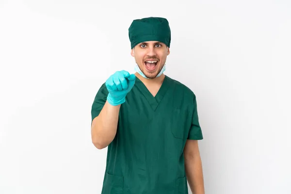 Chirurgien Uniforme Vert Isolé Sur Fond Blanc Isolé Surpris Pointant — Photo