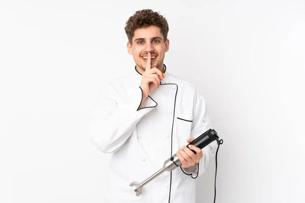 Hombre Usando Licuadora Mano Aislada Sobre Fondo Blanco Haciendo Gesto —  Fotos de Stock