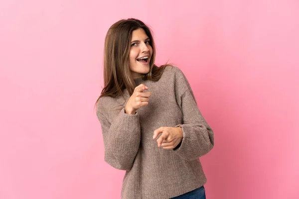 Joven Eslovaca Aislada Sobre Fondo Rosa Apuntando Hacia Frente Sonriendo — Foto de Stock