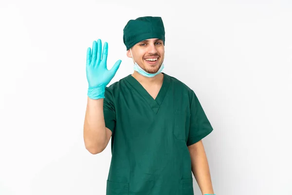 Chirurgien Uniforme Vert Isolé Sur Fond Blanc Isolé Saluant Main — Photo