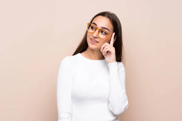 Mujer Joven Sobre Fondo Aislado Con Gafas —  Fotos de Stock