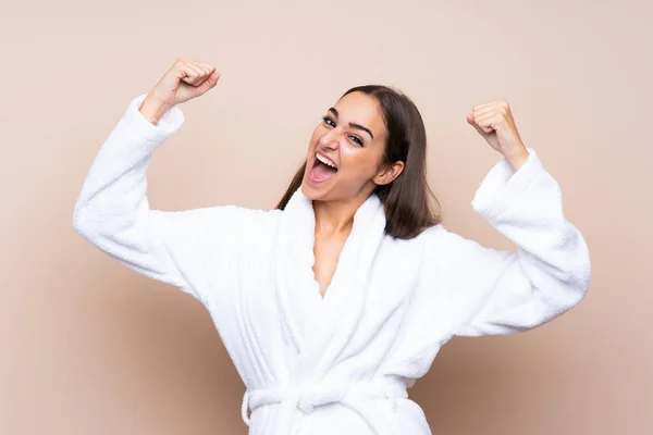 Junges Mädchen Bademantel Vor Isoliertem Hintergrund Feiert Einen Sieg — Stockfoto