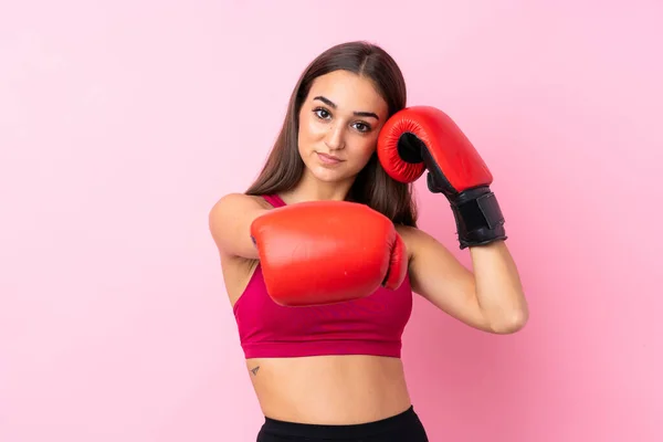 Ung Sport Flicka Över Isolerad Rosa Bakgrund Med Boxningshandskar — Stockfoto