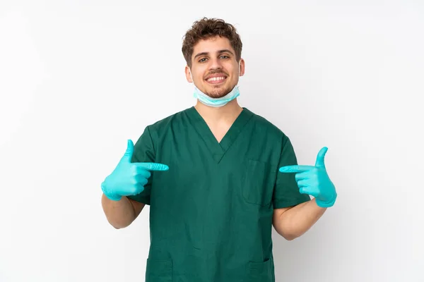 Cirujano Uniforme Verde Aislado Sobre Fondo Blanco Aislado Orgulloso Satisfecho — Foto de Stock