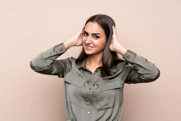 Chica Joven Sobre Fondo Aislado Frustrado Toma Las Manos Cabeza — Foto de Stock