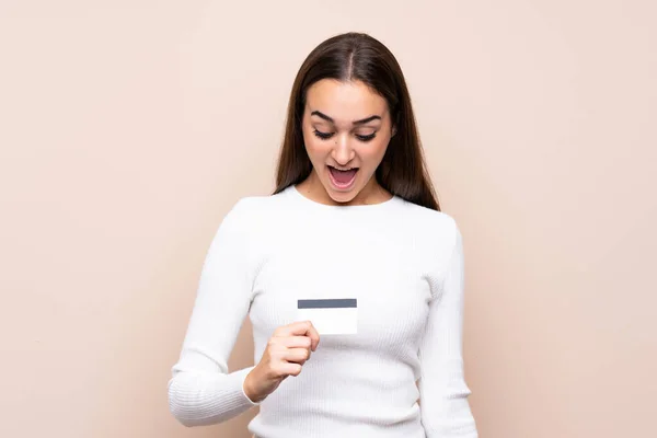 Mujer Joven Sobre Fondo Aislado Sosteniendo Una Tarjeta Crédito — Foto de Stock