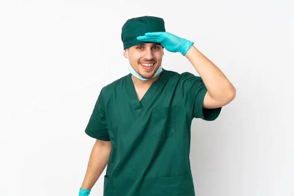 Cirujano Uniforme Verde Aislado Sobre Fondo Blanco Aislado Mirando Lejos — Foto de Stock