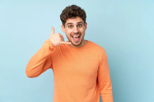 Blanke Man Geïsoleerd Blauwe Achtergrond Maakt Telefoon Gebaar Bel Terug — Stockfoto