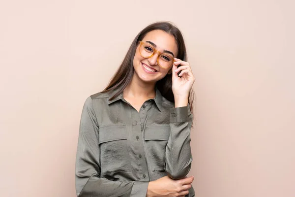 Chica Joven Sobre Fondo Aislado Con Gafas Feliz —  Fotos de Stock
