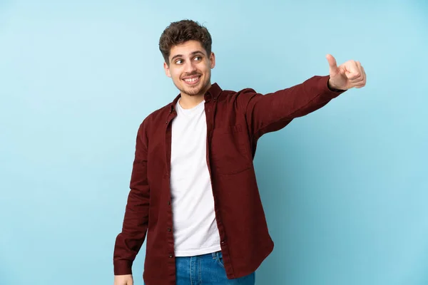 Young Caucasian Man Isolated Background Giving Thumbs Gesture — Stock Photo, Image