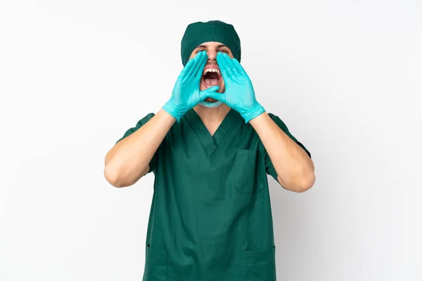 Cirurgião Uniforme Verde Isolado Fundo Branco Isolado Gritando Anunciando Algo — Fotografia de Stock