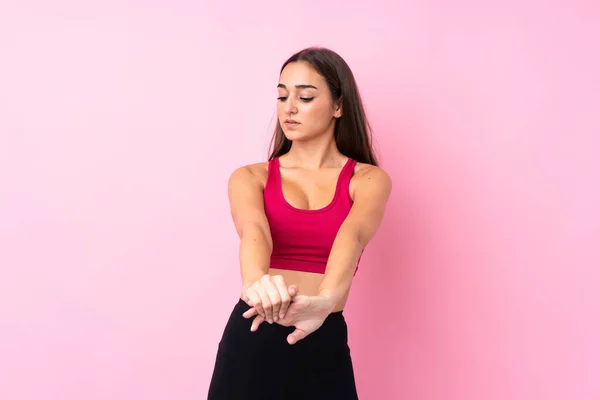 Jovem Esporte Menina Sobre Isolado Rosa Fundo Alongamento Braço — Fotografia de Stock