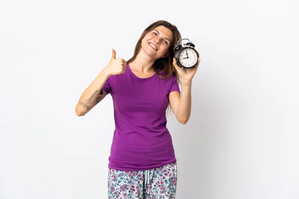 Giovane Donna Slovacca Isolata Sfondo Bianco Pigiama Tenendo Orologio Con — Foto Stock