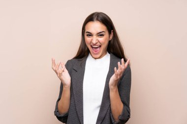 Tecrit edilmiş, mutsuz ve hayal kırıklığına uğramış genç bir kız.